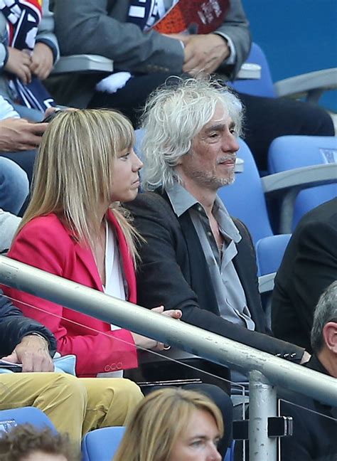 Vid O Louis Bertignac Et Sa Compagne Laeticia Au Stade De France Pour