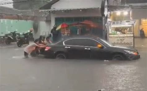 Diguyur Hujan Lebat Perumnas Bekasi Kebanjiran Okezone Megapolitan