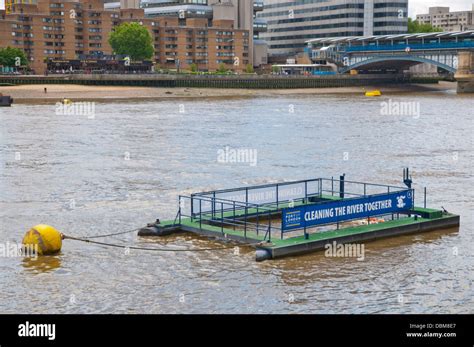 Cleaning The River Thames Hi Res Stock Photography And Images Alamy