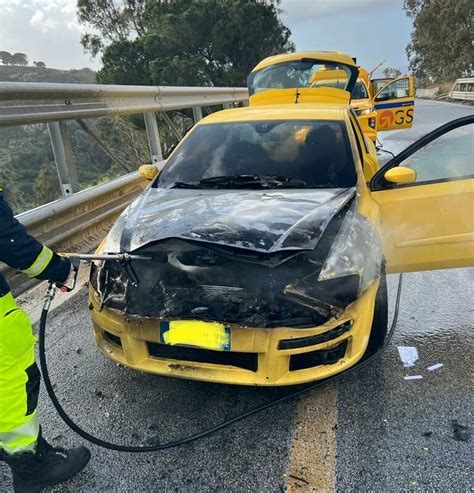 Messina Auto In Fiamme Vicino La Galleria Telegrafo Conducente Fugge