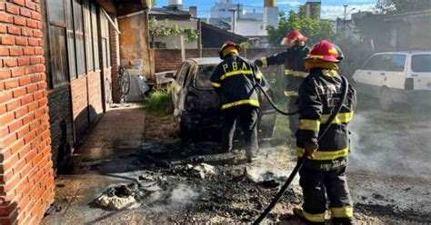 Sofocan Un Incendio De Un Auto Y Una Moto En El Patio De Una Casa Noticias De Mar Del Plata