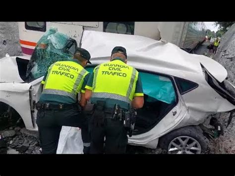 Un Fallecido Y Dos Heridos Al Arrollar Un Tren A Un Coche En Un Paso A