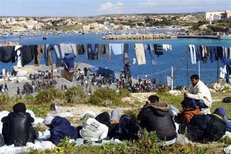 Migranti 2250 Persone Nell Hotspot Sull Isola Di Lampedusa