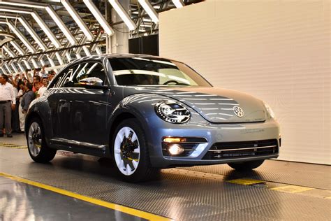 The Last Volkswagen Beetle Rolls Off The Assembly Line Digital Trends