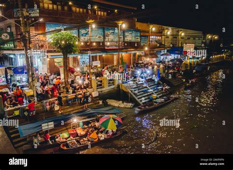 Marché flottant Amphawa la nuit le marché flottant le plus célèbre et