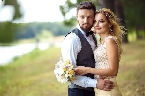 Elegante Pareja De Reci N Casados Felices Posando En El Parque El D A