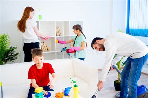 Chambre De Nettoyage De Famille Image stock Image du hygiène enfant