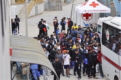 M S De Migrantes Llegan A La Isla De Lampedusa En Poco M S De