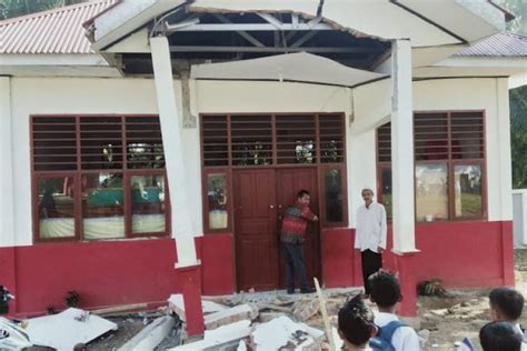 Update Gempa Pasaman Barat Warga Mengungsi Delapan Meninggal