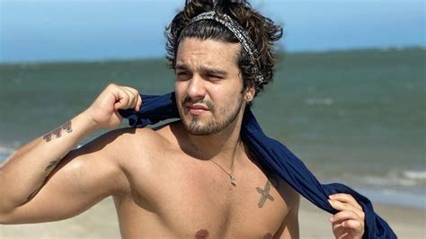 Luan Santana mostra o corpão em foto só de toalha RD1