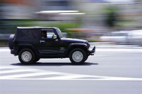 走行中の車（流し撮り）の写真素材 ぱくたそ