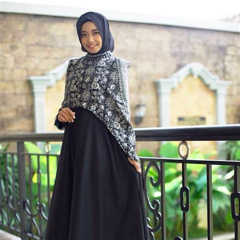 Tampil Beda Saat Pesta Dengan Gamis Batik Kombinasi - Wulan Kenanga