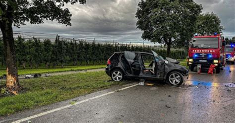 Auto prallt gegen Baum 29 Jährige stirbt bei Unfall auf B30