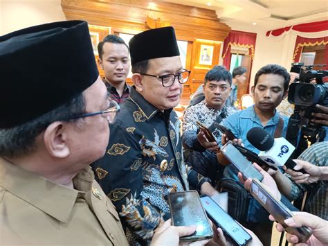 Pj Gubernur Jatim Serahkan Zakat Kepada Baznas Dorong Peningkatan