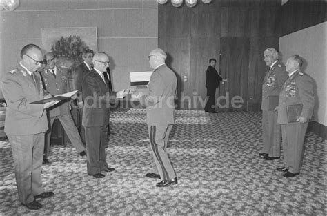 Ddr Bildarchiv Berlin Auszeichnung Bergeben Von Erich Honecker In