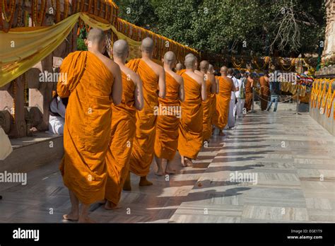 Monks Circumambulating Mahabodhi Temple Bodhgaya Stock Photo Alamy