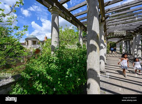 Hampstead Pergola Garden London Stock Photo Alamy