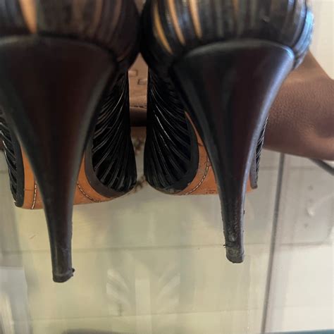 Stunning Gucci Nude And Black Gucci Heels Gem
