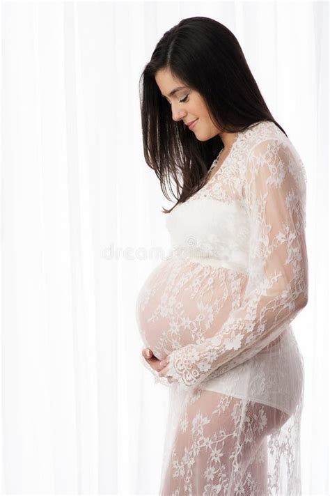 Mujer Embarazada Sonriente En Un Vestido Negro Imagen De Archivo