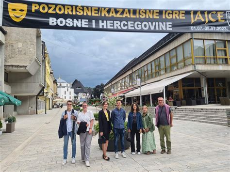 Ekipa Male škole pozorišta Donji Vakuf na otvaranju Pozorišnih igara