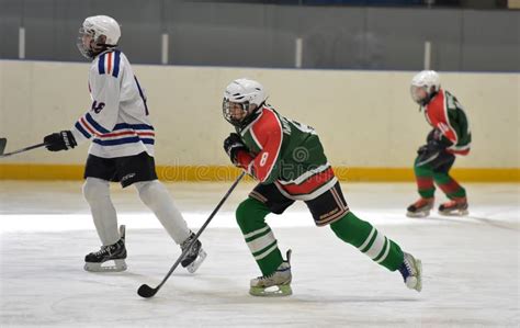 Barn Som Spelar Hockey Redaktionell Foto Bild Av Folk 72145120