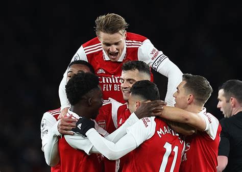 Arsenal Thrash Everton To Go Five Points Clear Cyprus Mail