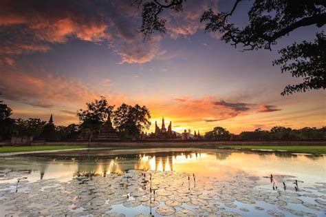 Parque histórico de sukhothai na hora do pôr do sol província de