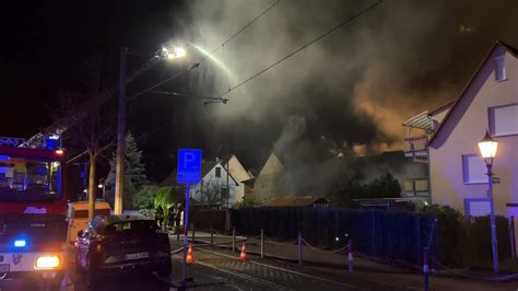 NonstopNews Flammen greifen von hölzernem Anbau auf Dachstühle zweier