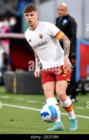 Nicola Zalewski De Roma En Acci N Durante El Partido De F Tbol De La