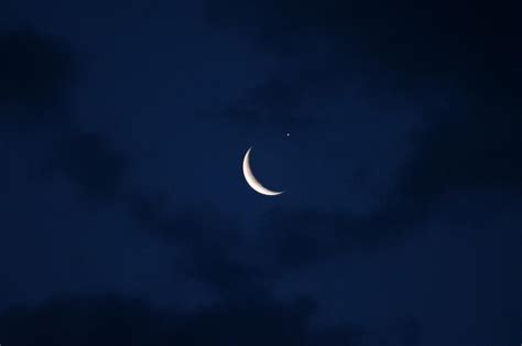 Premium Photo Idyllic View Of Crescent Moon In Cloudy Sky