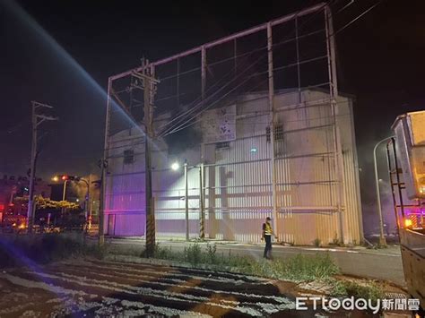 台中鐵皮倉庫大火！9輛藝閣車陷火海 警消出動20車84人灌救 Ettoday社會新聞 Ettoday新聞雲