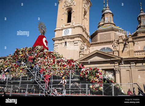 La Ofrenda De Flores A La Virgen Del Pilar Es El Evento Más Importante