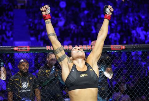 Amanda Nunes domine Irene Aldana et réalise une performance