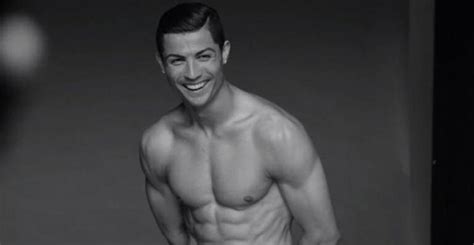 Cristiano Ronaldo mostra boa forma em ensaio só de cueca