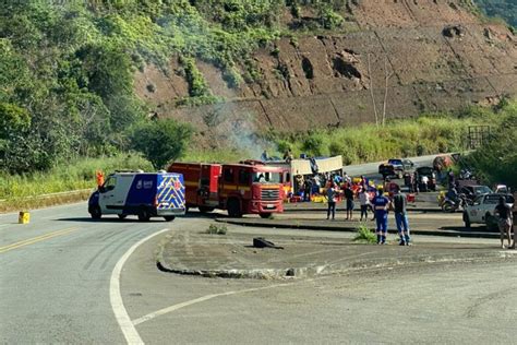 Ap S Tombar Na Mg Carreta Carregada Cerveja Pega Fogo Parte