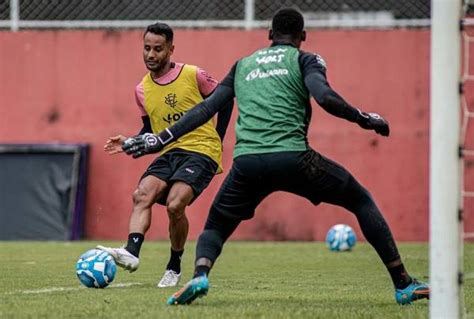 Sem Zeca e Yan Souto Vitória treina e embarca para enfrentar o Sampaio