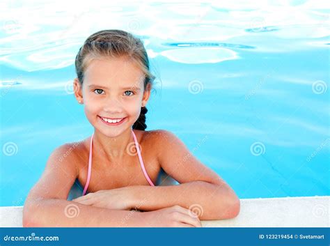 Crian A Feliz De Sorriso Bonito Da Menina Na Piscina Foto De Stock