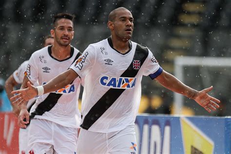 Vit Ria Sobre O Bangu Por A D Ao Vasco A Lideran A No Rio De