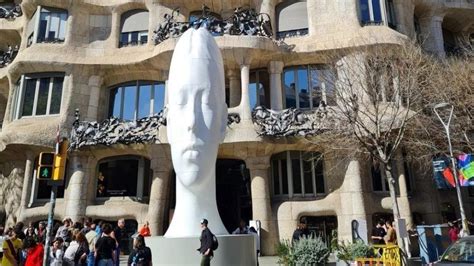 Una Gran Escultura De Jaume Plensa Irrumpe En El Passeig De Gr Cia