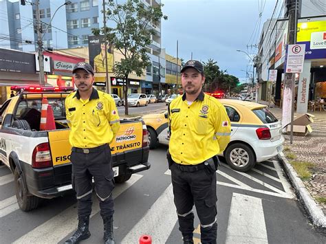 Carreta se agarra em fios e interdita trânsito no centro de Patrocínio