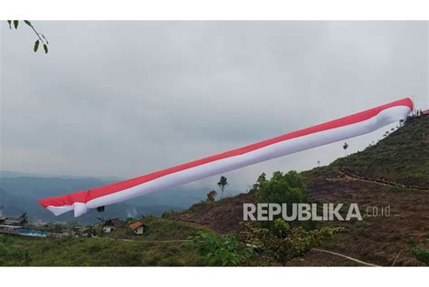 Peringati HUT RI Ke 78 Bendera Raksasa Dikibarkan Di Bukit