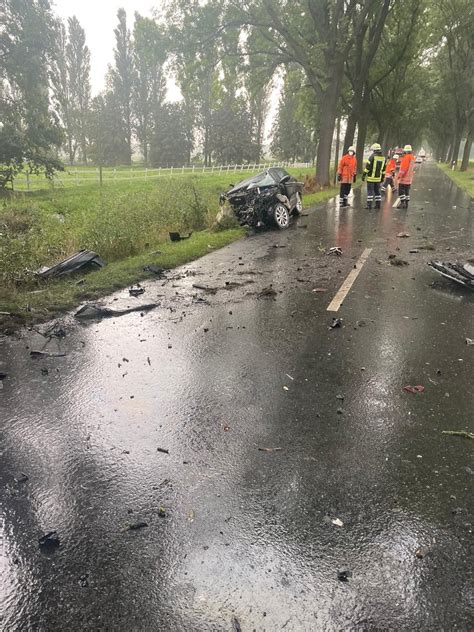 Pol Std J Hriger Autofahrer Bei Unfall In Engelschoff Schwer