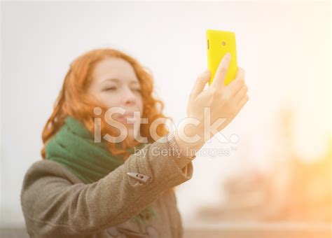 Junges Mädchen Unter Einem Selfie Stockfoto Lizenzfrei Freeimages