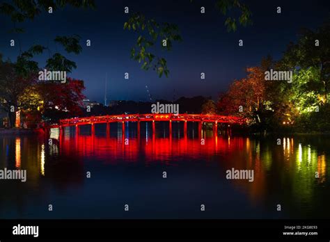 The Red Bridge (Thê Húc Bridge) on the Hoàn Kiếm Lake, Hanoi, Vietnam ...