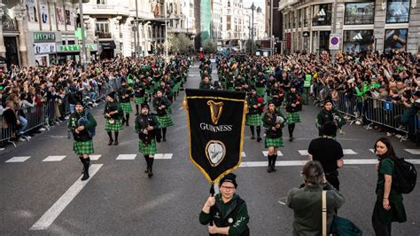 Alrededor de 500 gaiteros recorren la Gran Vía para celebrar el Día de