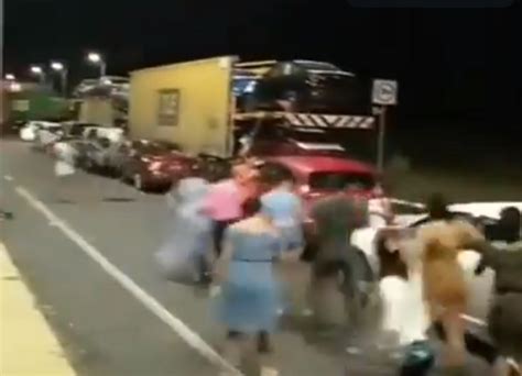 Bailan Payaso De Rodeo Durante Bloqueo En Autopista Video