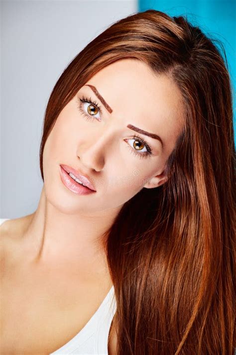 Longue Femme De Brunette De Cheveu Image Stock Image Du Brune Jeune 60432645