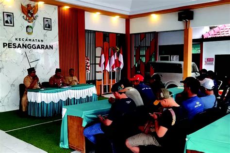 Ratusan Karyawan Tambang Emas Tumpang Pitu Banyuwangi Terancam Dipecat