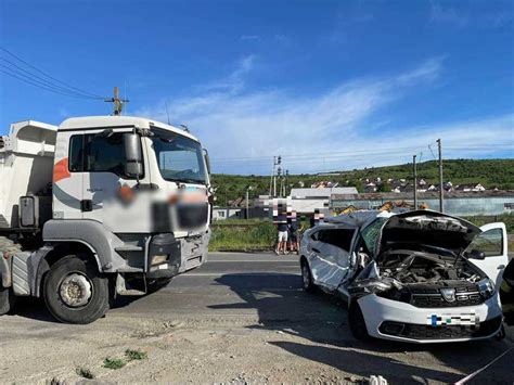 Un mort şi doi răniţi grav după ce un autoturism a fost lovit de un camion