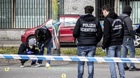 Sparatoria A Milano Ucciso Enne A Colpi Di Pistola In Strada